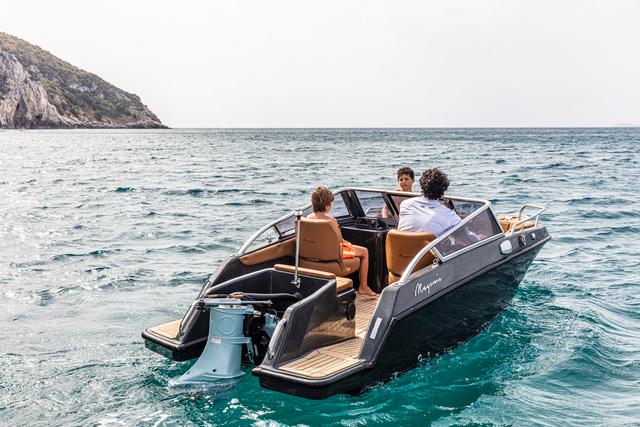 Magonis Wave e-550 at sea