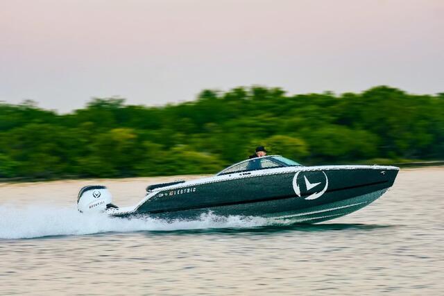 h2e electric boat running on lake